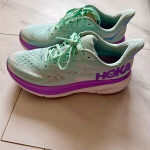 Hoka one one Clifton 9 women’s size 9